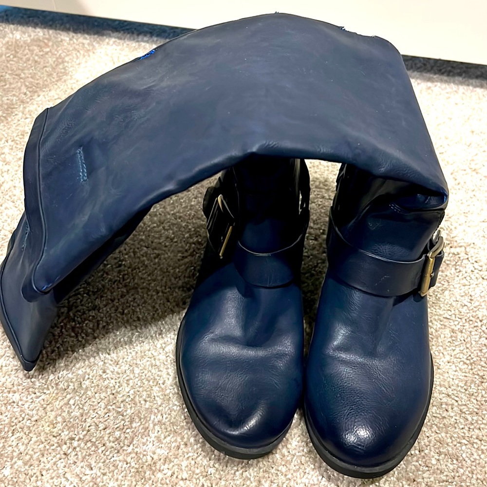 Blue winter boots.